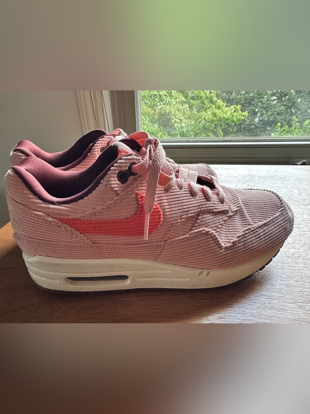 Nike men’s 7/women’s 8.5 Pink Corduroy Air Max with Coral Swoosh Accent EUC